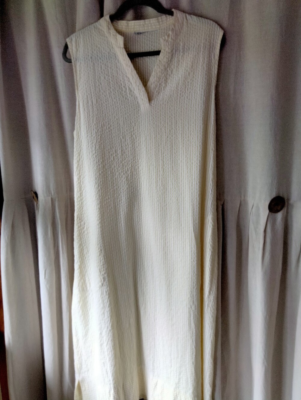 Sleeveless Cream Textured V-Neck Women's Dress. Size Large.